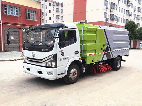 東風(fēng)多利卡8方掃路車