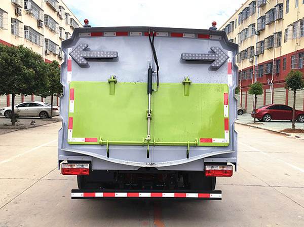 東風(fēng)多利卡8方掃路車