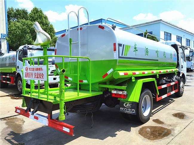 程力專用灑水車,生產(chǎn)廠家灑水車的知識普及