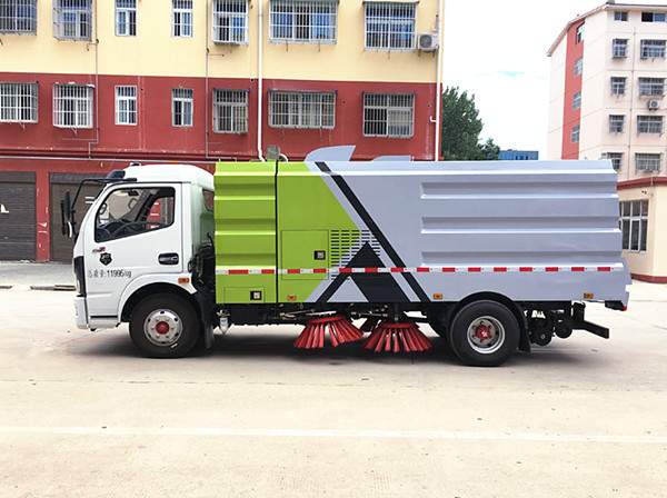 東風(fēng)多利卡D7掃路車
