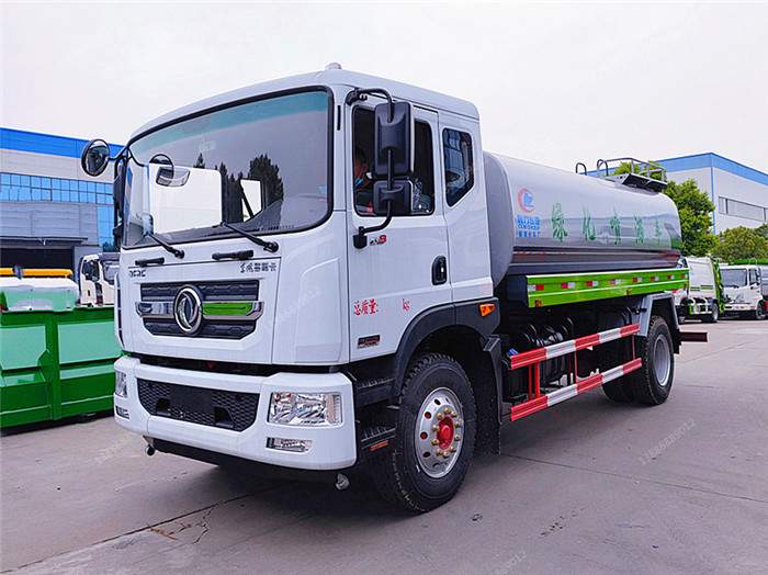 東風(fēng)多利卡D9的12噸灑水車